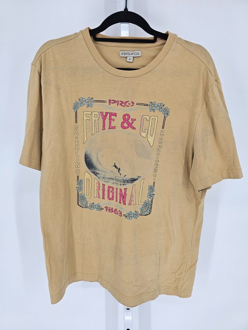 Frye & Co. Mens Sz L graphic t-shirt featuring a surfing-themed design Yellow